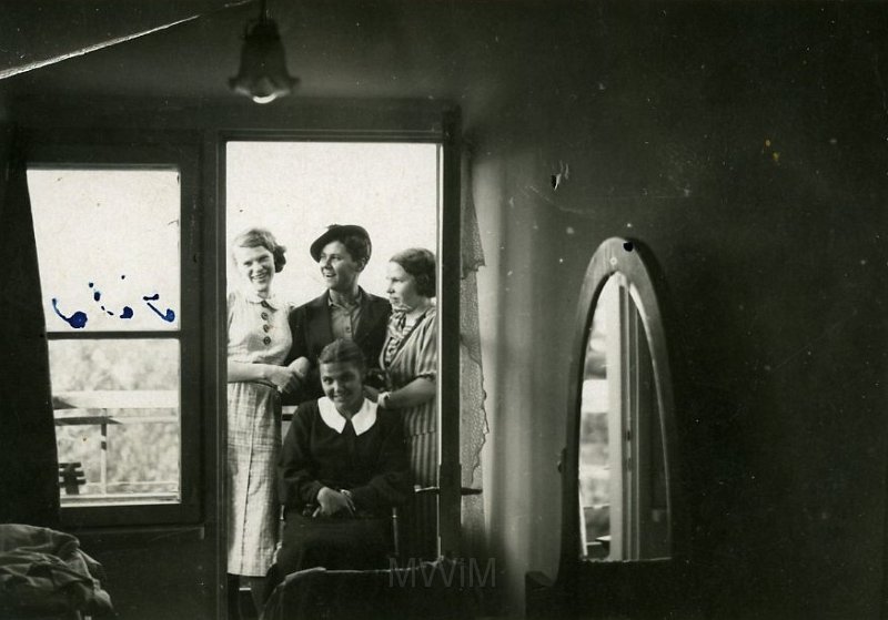 KKE 4628.jpg - Fot. W domu. Od lewej: pierwsza Jadwiga Jarzynowska (z domu Siemaszko) – mama Marii Jolanty Mierzejewskiej (z domu Jarzynowska) z koleżankami, Głębokie, 1937 r.